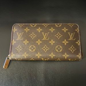 Louis Vuitton Zippy Organizer Wallet with mini agenda pen